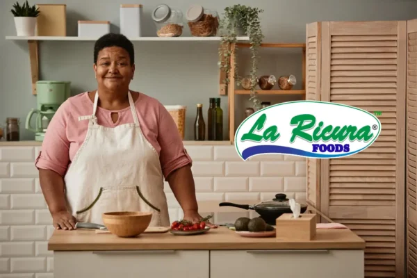 Familia centroamericana cocinando juntas en la cocina, preparando vegetales y ensalada, imagen para el artículo “3 Consejos Prácticos de Cocina y Vida con La Ricura”.