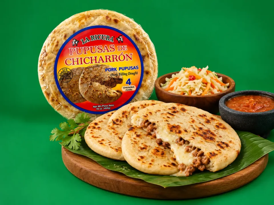 Pupusas de chicharrón La Ricura acompañadas de curtido y salsa roja, tradicionales de la gastronomía salvadoreña.