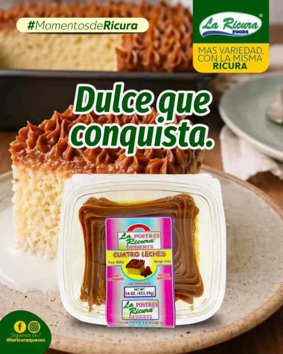 Pastel de cuatro leches La Ricura decorado con crema y frutas frescas