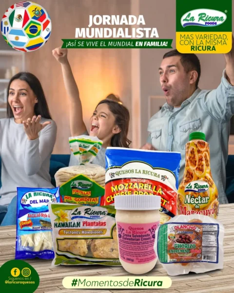 Familia disfrutando un partido del Mundial con productos La Ricura Foods como quesos, crema salvadoreña, chorizo, tortillas, tostones, néctar de maracuyá y bacalao.
