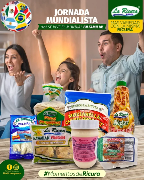 Familia disfrutando un partido del Mundial con productos La Ricura Foods como quesos, crema salvadoreña, chorizo, tortillas, tostones, néctar de maracuyá y bacalao.