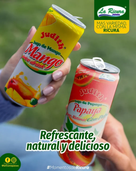 Vaso de jugo latino frío servido con hielo y frutas, ideal para acompañar comidas y momentos familiares.