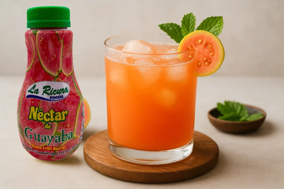 Cóctel Tropical de Guayaba La Ricura 1 Delicioso néctar de guayaba La Ricura, bebida tropical natural elaborada con auténtico sabor centroamericano.