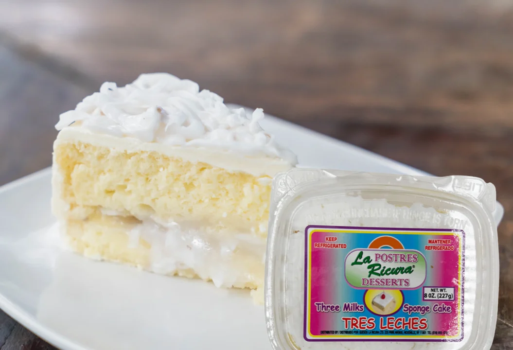 Pastel Tres Leches de La Ricura, un postre latino irresistible con sabor casero y textura cremosa.