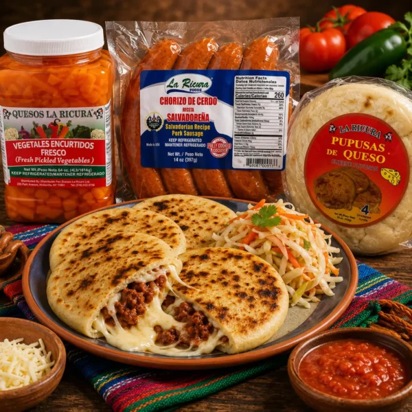 Pupusas salvadoreñas con queso, chorizo de cerdo receta salvadoreña y vegetales encurtidos La Ricura, ideales para disfrutar auténtica comida latina en Maryland, Houston, Hicksville, Farmingdale y Brentwood.