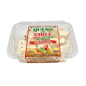 Queso con chile rojo y verde en trozos