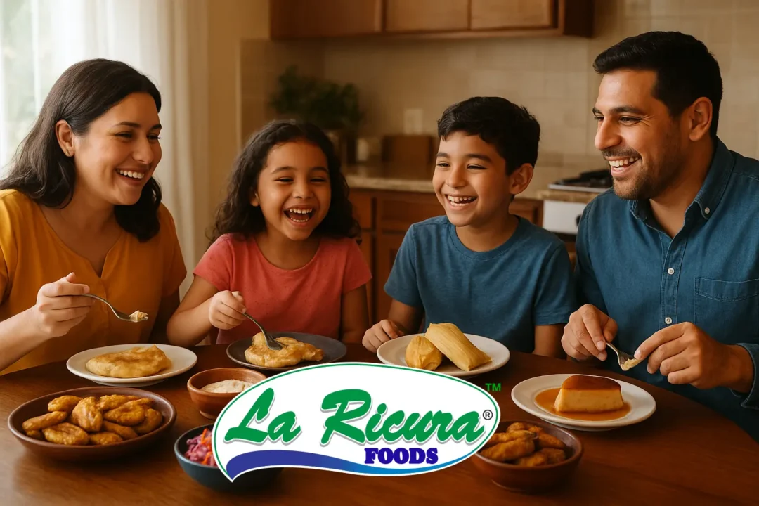 Familia centroamericana disfrutando de comidas tradicionales con Quesos La Ricura en la mesa.