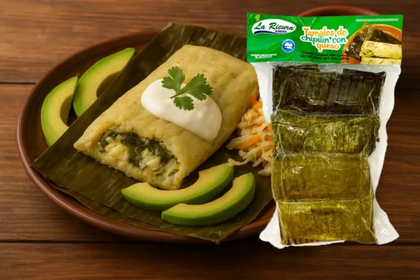 Delicioso tamal de chipilín con queso, una receta tradicional centroamericana preparada con productos auténticos de La Ricura.