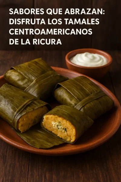 amales centroamericanos tradicionales servidos en plato de barro con crema, elaborados con los auténticos sabores de La Ricura.