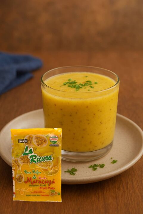 Smoothie Tropical de Maracuyá con Pura Pulpa La Ricura – Bebida Refrescante y Saludable 1 Postre tropical de maracuyá preparado con pura pulpa de maracuyá La Ricura, con un toque fresco y natural.